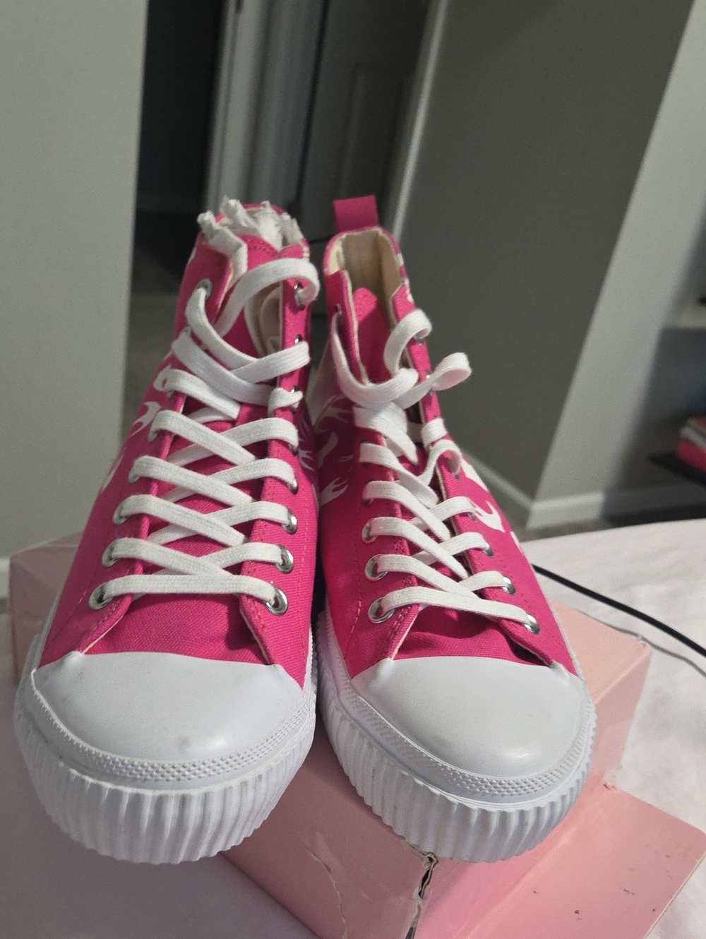 Alexander McQueen Nwt Pink High Tops Size 8 - Picture 11 of 11